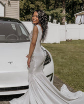 Glamoroso vestido de fiesta largo plateado de sirena con lentejuelas y sin mangas con encaje